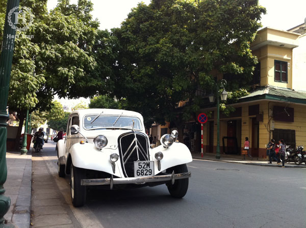 Xe_Cổ_Citroen_Traction_Avant_trang_tien_street